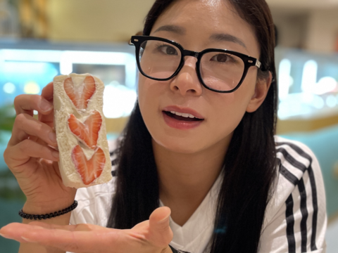 東區商圈甜點名店的水果餡料甜點讓張恩實忍不住合照(圖片來源：臺北市政府觀光傳播局)