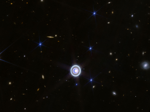 韋伯太空望遠鏡所拍攝的天王星及其光環，清楚呈現天王星「躺著自轉」的姿態，相當特別。(圖片來源：臺北市立天文科學教育館)