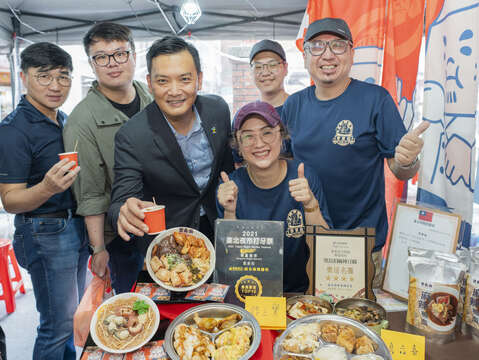 長官與113年輔導店家李掌伯合照(圖片來源：臺北市商業處)