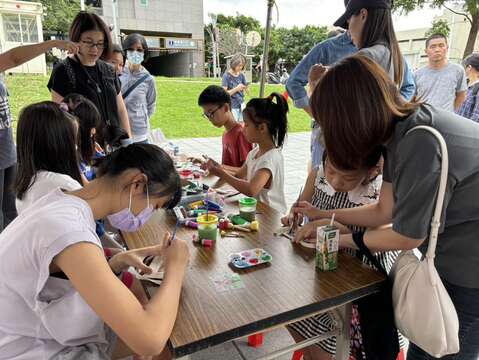活動露天市集開設免費彩繪DIY攤位。(圖片來源：臺北市政府文化局)