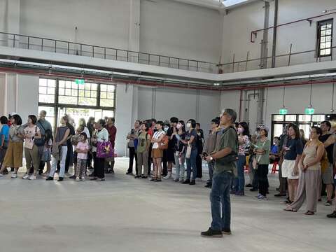 呂俊儀建築師在導覽中充分講解製片廠的A攝影棚及錄音室修復過程與場域歷史，感受其時代意義和修復故事。(圖片來源：臺北市政府文化局)