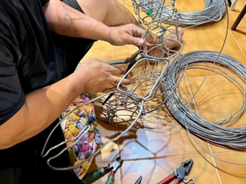 「鐵絲捲捲」林俊作老師利用鐵絲製作各式生動有趣的海洋生物展件(圖片來源：臺北市政府工務局公園路燈工程管理處)