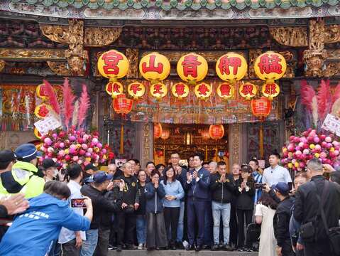 臺北市長蔣萬安11月20日出席艋舺青山宮舉辦的「暗訪暨遶境」活動第1天起轎儀式，與市民共同慶祝這場萬華地區一年一度的重要活動。(圖片來源：臺北市政府秘書處媒體事務組)