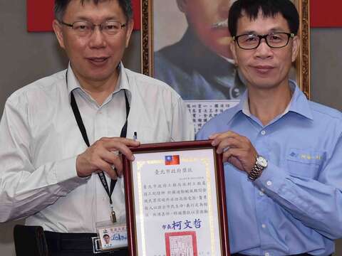 台北市六館抽水站站長紀煌坤於蘇迪勒颱風襲台時奮勇拯救受困婦人，獲得「市長即時獎勵金」表揚。（攝影／許宜容）