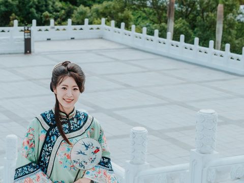 穿越古今，著漢服手持團扇，前往故宮之夜(圖片來源：臺北市政府觀光傳播局)