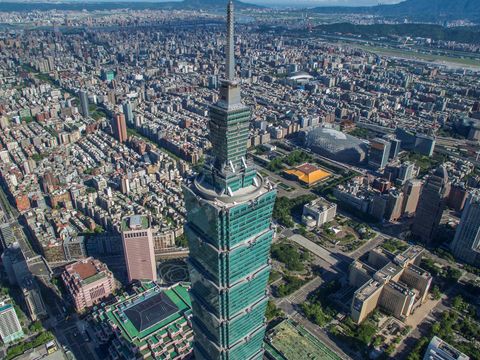 台北101紀念品店即日起至11月29日，祭出精選商品85折優惠並特別推出限定贈品活動(圖片來源：臺北市政府觀光傳播局)