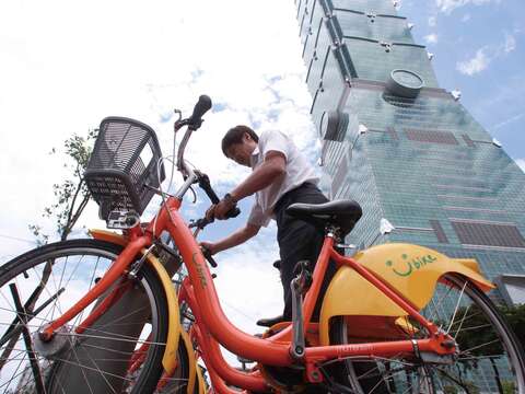騎乘YouBike已成為台北市民生活的一部分。（攝影／王能佑）