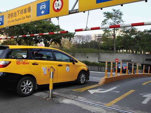 北市開放停車場讓計程車司機休息，司機能夠「充飽電」再上路載客。（攝影／Wallace Chang）