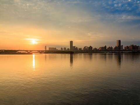 延平河濱傍晚時分夕陽餘暉撒滿河面，更是淡水水岸的絕佳美景(圖片來源：臺北市政府工務局水利工程處)
