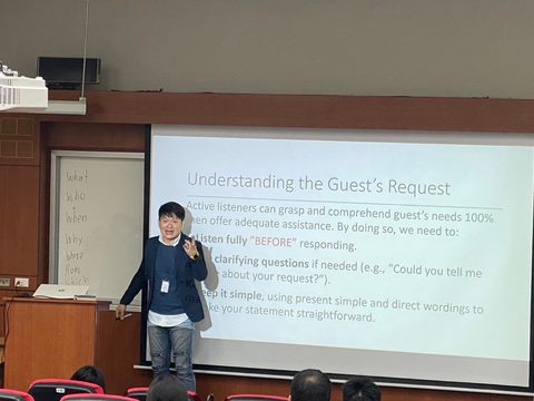 提前為「2025雙北世界壯年運動會」準備，蕭傑文老師傳授英語接待技巧教學(圖片來源：臺北市政府觀光傳播局)