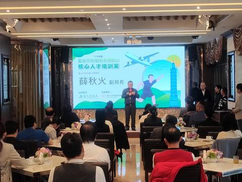 觀傳局薛秋火副局長於結訓典禮嘉勉學員對永續觀光理念的積極投入(圖片來源：臺北市政府觀光傳播局)