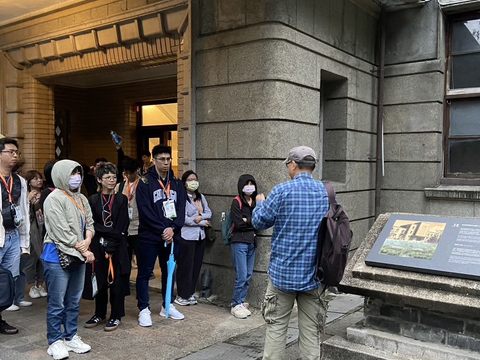 島內散步Walk in Taiwan團隊帶領學員深刻解說松山文創園區建築文史(圖片來源：臺北市政府觀光傳播局)