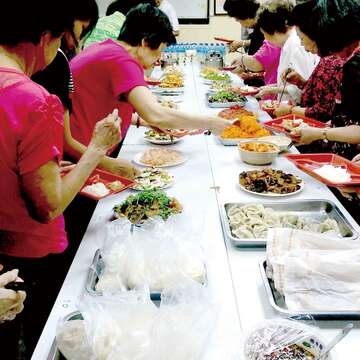 在各項長者文康休閒活動的活動據點中，共設置82處據點辦理共餐，讓長輩在課程活動前後可一起用餐。 （圖／台北市政府社會局提供）