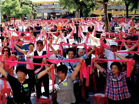 艋舺公園於11月辦理戶外健康操活動，不僅能讓長者伸展筋骨，並藉此提升照顧者的照顧知能。（圖／台北市政府社會局提供）
