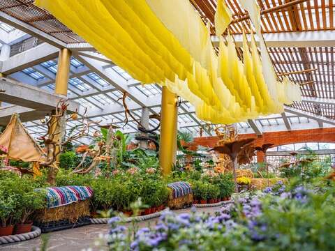進入園藝展覽館設計出5個不同風貌的區塊~叢林秘境、非洲草原、部落留聲、沙波浪舞、非洲部落，結合聆聽4D景觀手法布展帶大家走入神秘的花藝非洲大陸，帶您「想入非非．非洲探索」(圖片來源：臺北市政府工務局公園路燈工程管理處)