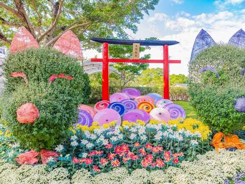 3米高的狐狸型菊搭配笠間稻荷神社鳥居，讓您感受濃濃的日式風情(圖片來源：臺北市政府工務局公園路燈工程管理處)