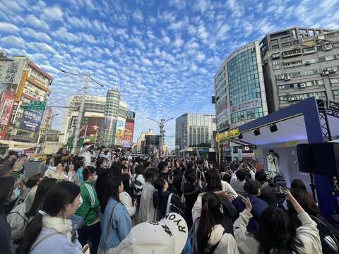 派對主理人洪暐哲玩色派對表演(圖片來源：臺北市商業處)