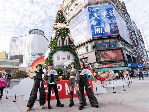 活動大使怪物星人與泡泡瑪特大型耶誕樹合影(圖片來源：臺北市商業處)