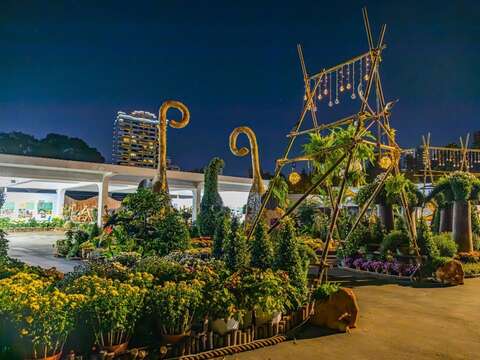 綠野仙蹤展區夜晚可以穿梭在竹編及造型菊大象群(圖片來源：臺北市政府工務局公園路燈工程管理處)