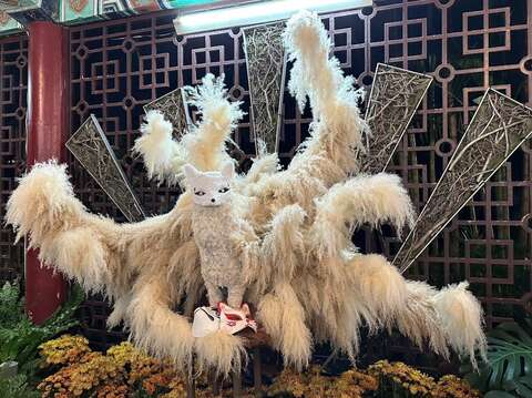 於東方動物園中由蘆葦手工製作的九尾弧，夜間背景轉黑更能突顯主題焦點(圖片來源：臺北市政府工務局公園路燈工程管理處)