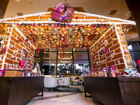 君悅酒店在一樓Baguette禮品烘焙坊現場架設由800片薑餅磚瓦打造的巨型薑餅屋。(圖片來源：臺北市政府觀光傳播局)