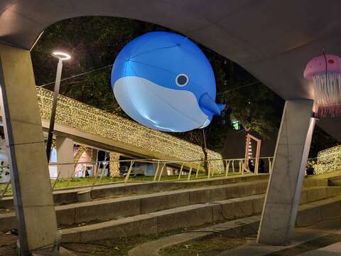 心中山線形公園燈飾-可愛的大鯨魚(圖片來源：臺北大眾捷運股份有限公司)