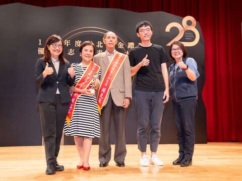 113年金鑽獎頒獎典禮與副市長合影(圖片來源:臺北市政府工務局公園路燈工程管理處)