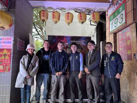 西班牙藝術家 Orbita（左二）、比利時藝術家 ENOFone（左三）、青年局局長殷瑋（右三）、頂碩里里長溫宗霖（右二）及萬華區區長洪育懷（右一）出席開幕記者會(圖片來源：臺北市政府青年局)