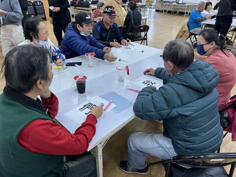 頂碩里居民一起製作要噴漆的文字(圖片來源：臺北市政府青年局)