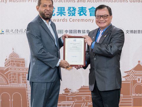 臺北市政府觀光傳播局薛秋火副局長頒發感謝狀予新月評等（CrescentRating）創辦人兼執行長Fazal Bahardeen(圖片來源：臺北市政府觀光傳播局)