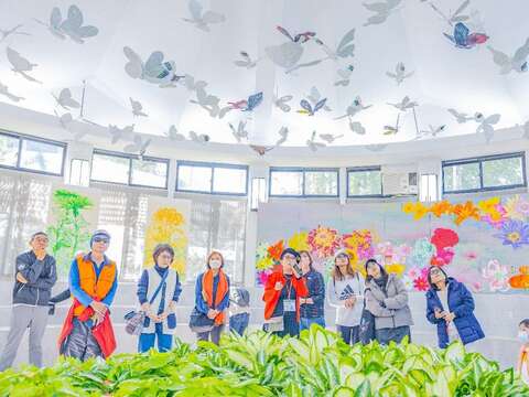展期間每天10：30由王馨敏老師親自為大家導覽解說作品的背景與巧思(圖片來源：臺北市政府工務局公園路燈工程管理處)
