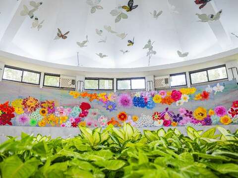 「看見菊花開」展區可以看到由王馨敏理事長過去一年來所繪製的「看見菊花開」、「月令圖」及「台灣特有種」三件作品(圖片來源：臺北市政府工務局公園路燈工程管理處)