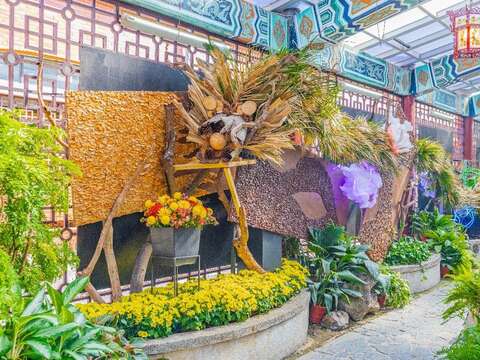 東方動物園展區呼應龍年，以全自然媒材打造出騰雲駕霧的龍(圖片來源：臺北市政府工務局公園路燈工程管理處)