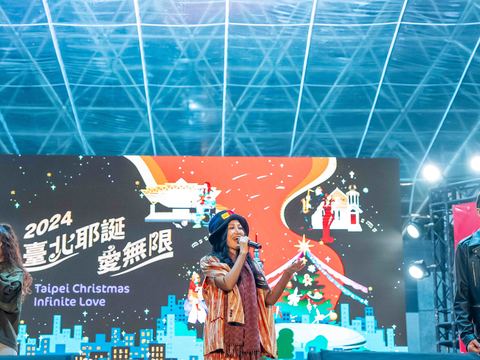 于台煙、王瑞瑜及楊蒨時等歌手一同合唱「恰似你的溫柔」(圖片來源：臺北市政府觀光傳播局)