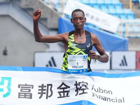 馬拉松男子組冠軍Brimin KIPKORIR（2小時11分41秒）(圖片來源：臺北市政府體育局)