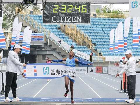 馬拉松女子組冠軍Fozya Jemal AMID（2小時32分47秒）(圖片來源：臺北市政府體育局)