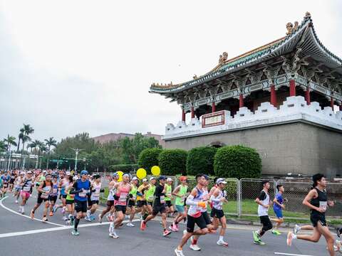 跑者行經特色地標景福門(圖片來源：臺北市政府體育局)