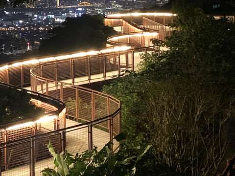 碧山露營場空中廊道夜景(圖片來源：臺北市政府工務局大地工程處)