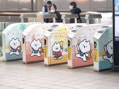 捷運閘門換上超萌「反應過激的貓」裝飾，主角「吾輩」與小夥伴們以可愛姿態迎接每位旅客(圖片來源：臺北大眾捷運股份有限公司)