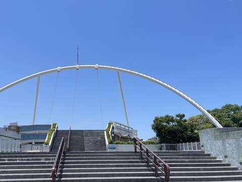 迪化休閒運動公園跨堤景觀平臺(圖片來源：臺北市政府工務局衛生下水道工程處)
