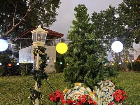 迎接聖誕節，迪化休閒運動公園內布置聖誕樹、棒棒糖及燈飾(圖片來源：臺北市政府工務局衛生下水道工程處)