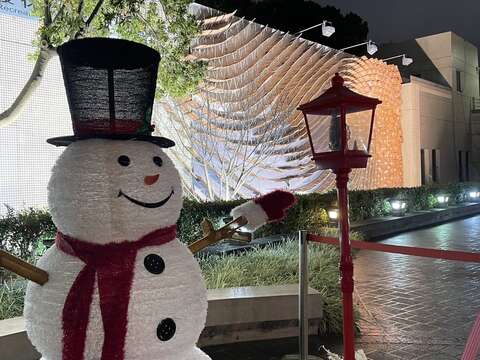 迪化休閒運動公園入口處布置聖誕雪人(圖片來源：臺北市政府工務局衛生下水道工程處)