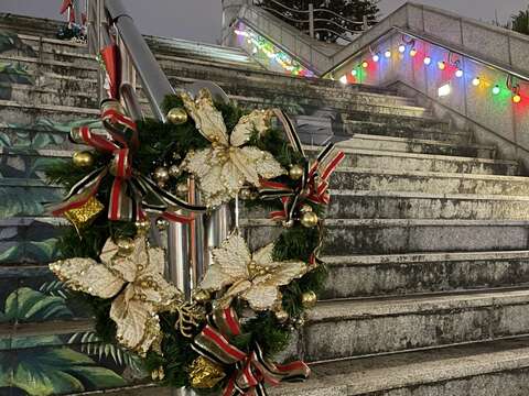迪化休閒運動公園入口階梯布置聖誕花圈及燈飾(圖片來源：臺北市政府工務局衛生下水道工程處)