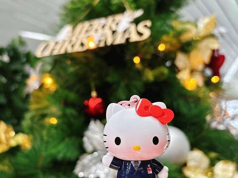 HELLO KITTY駅長フィギュア型悠遊カード　MRT商品館で12/25限定販売開始