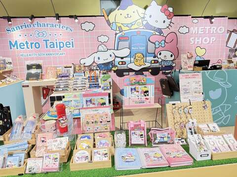HELLO KITTY駅長フィギュア型悠遊カード　MRT商品館で12/25限定販売開始