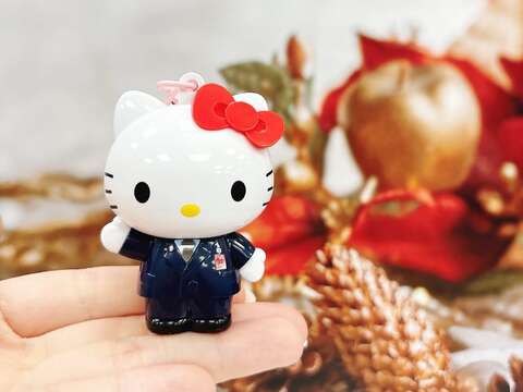 HELLO KITTY駅長フィギュア型悠遊カード　MRT商品館で12/25限定販売開始