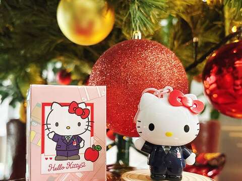 HELLO KITTY駅長フィギュア型悠遊カード　MRT商品館で12/25限定販売開始