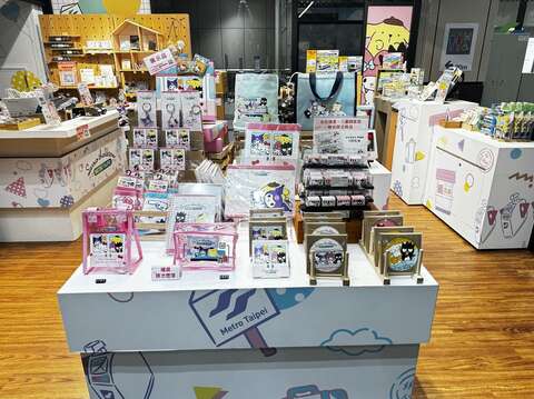 HELLO KITTY駅長フィギュア型悠遊カード　MRT商品館で12/25限定販売開始
