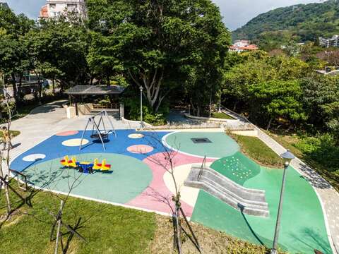 重新打造的兒童遊戲場(圖片來源：臺北市政府工務局公園路燈工程管理處)