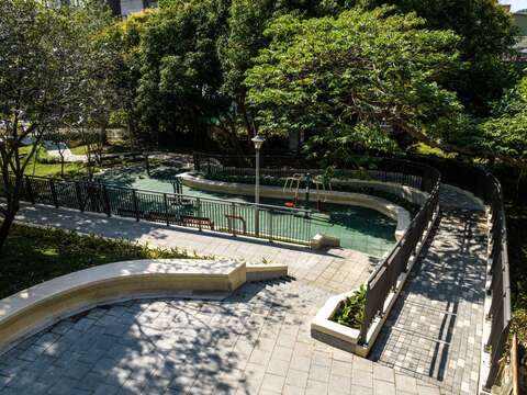 新設無障礙斜坡道打破瓶頸段，銜接公園南北兩端入口。(圖片來源：臺北市政府工務局公園路燈工程管理處)